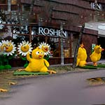 Фігури Курчат і співаючих Ромашок біля магазину ROSHEN, Івано-Франківськ, Україна