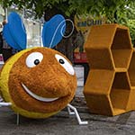 «Шалена Бджілка» - 3D фігури: бджола і соти на вулиці перед входом до магазину ROSHEN, Львів