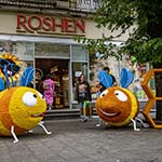 Об'ємні фігури у літньому оформленні магазину ROSHEN, Львів Об'ємні фігури у літньому оформленні магазину ROSHEN, Львів
