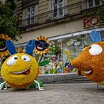 3D фігури у літньому прикрашанні магазину ROSHEN, Львів