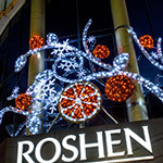 Гілки Мандаринового дерева на фасаді магазину ROSHEN. Кропивницький, Україна 2025 Гілки Мандаринового дерева на фасаді магазину ROSHEN. Кропивницький, Україна 2025