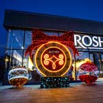 Ілюмінація-фотозона на вході до магазину ROSHEN, Буча, Україна 2024